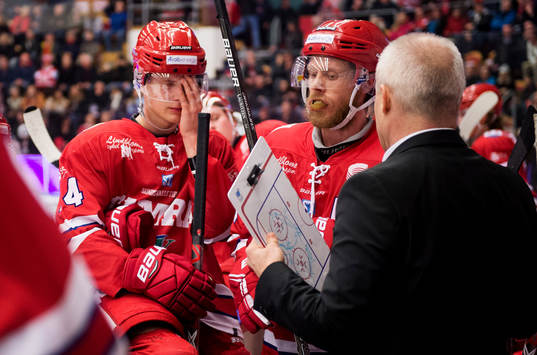 Timrås Elias Pettersson deppar i båset