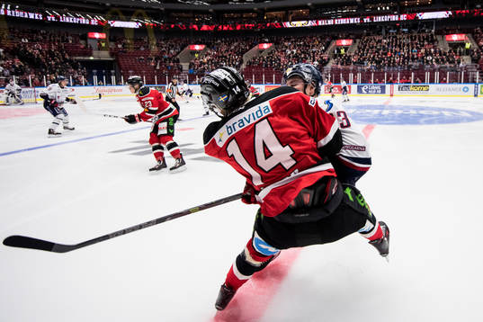 Linköpings Andrew Gordon tacklar Malmö Redhawks