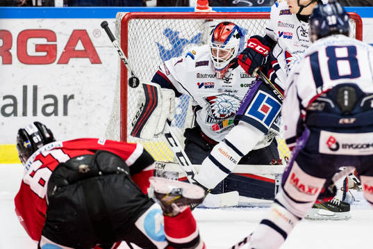 Malmö Redhawks Nicklas Jadeland skjuter mot Linköpings