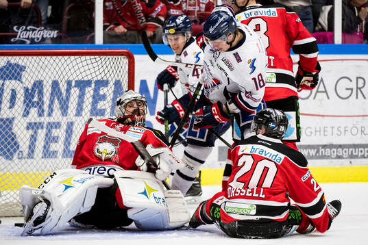 Linköpings Jacob Lilja oroar vid Malmö Redhawks målvakt