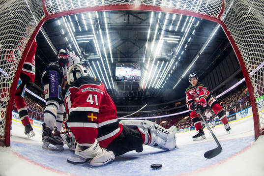 Malmö Redhawks Robin Alvarez räddar på mållinjen bakom