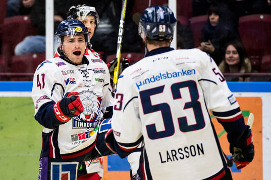 Linköpings Broc Little jublar mot Eddie Larsson som gjort