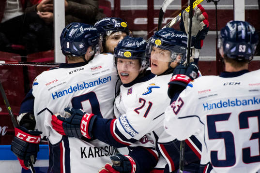 Linköpings Emil Sylvegård (m) jublar med Niklas Persson