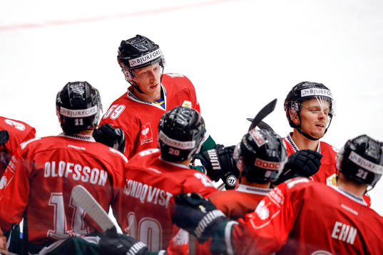 Frölundas Simon Hjalmarsson jublar med lagkamrater