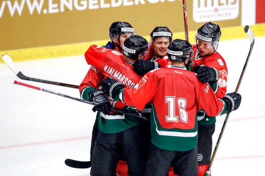 Frölundas Simon Hjalmarsson jublar med lagkamrater