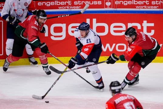 Linköpings Emil Sylvegård före Frölundas Jacob Larsson