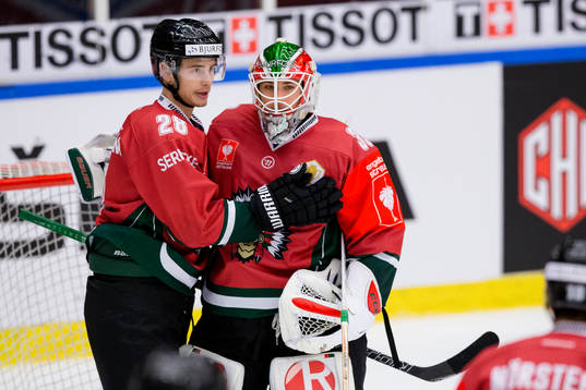 Frölundas Johan Sundström omfamnar målvakt Dan Bakala