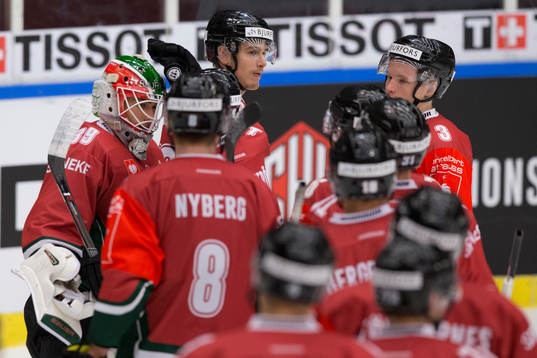 Frölundas målvakt Dan Bakala omfamnas