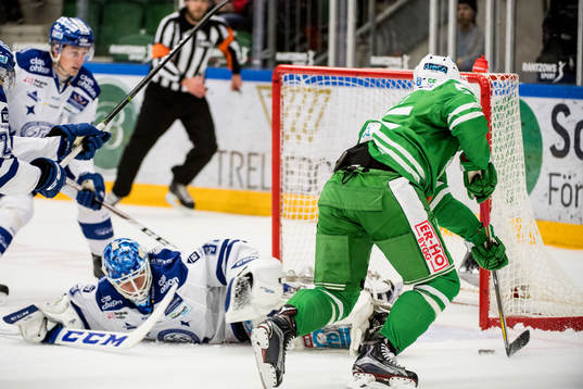 Rögles Felix Schütz har öppet mål mot Leksands målvakt