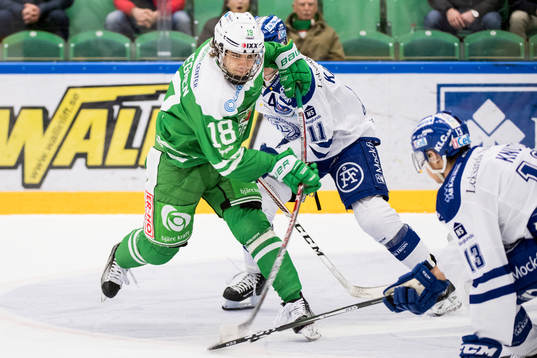 Rögles Timothy Liljegren testar skott