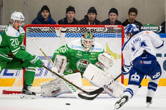 Leksands Oskar Lang skjuter mot Rögles målvakt Oscar