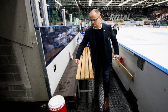 Rögles tränare Anders Eldebrink deppar när han lämnar