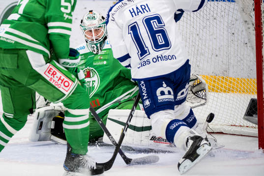 Leksands János Hári oroar vid Rögles målvakt Oscar Dansk