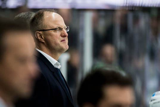 Rögles tränare Anders Eldebrink deppar
