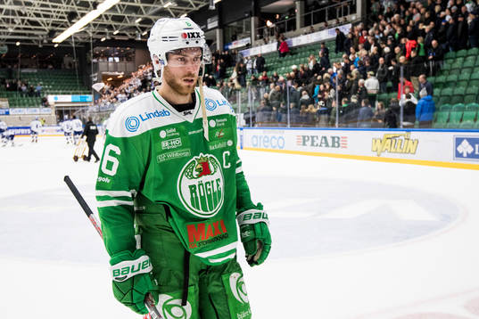 Rögles Christopher Liljewall deppar när han lämnar isen