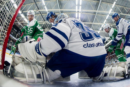 Rögles Felix Schütz oroar vid Leksands målvakt Atte