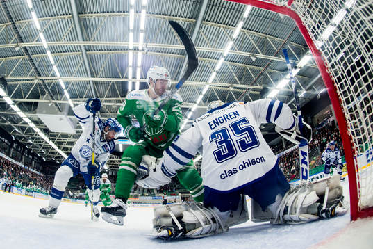 Rögles Ludvig Rensfeldt oroar vid Leksands målvakt Atte