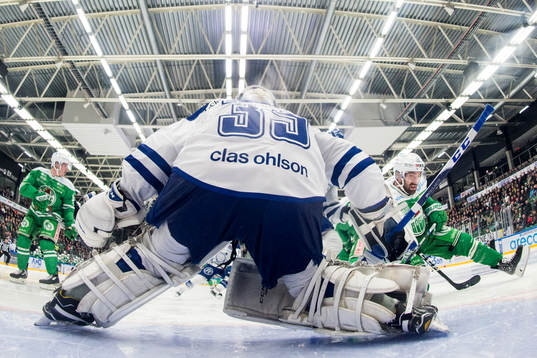 Rögles Taylor Matson oroar vid Leksands målvakt Atte