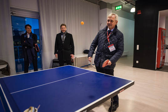 Sveriges landslagschef Lars Richt spelar bordtennis