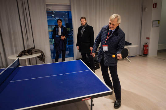 Sveriges landslagschef Lars Richt spelar bordtennis