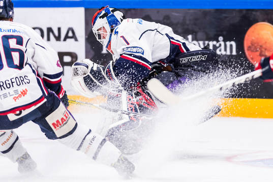 Linköpings målvakt Marcus Högberg räddar