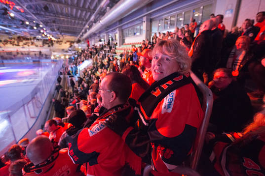 Karlskrona supportrar jublar innan  ishockeymatchen i SHL