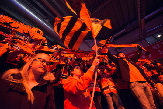 Karlskrona supportrar jublar innan  ishockeymatchen i SHL