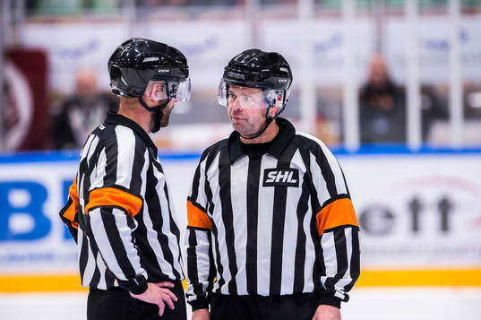 Domare Marcus Linde och Domare Patrik Sjöberg