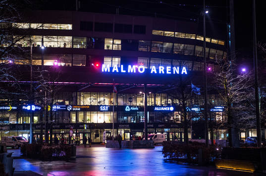Exteriör. Nattbild på Malmö Arena innan ishockeymatchen