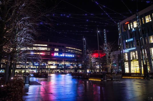 Exteriör. Nattbild på Malmö Arena innan ishockeymatchen