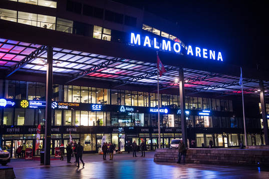 Exteriör. Nattbild på Malmö Arena innan ishockeymatchen