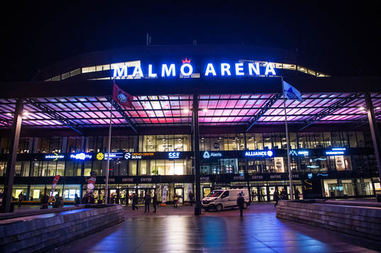 Exteriör. Nattbild på Malmö Arena innan ishockeymatchen