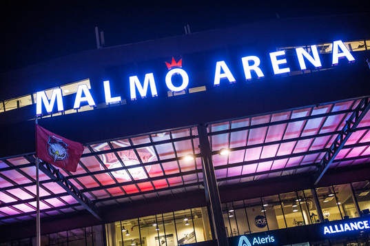 Exteriör. Nattbild på Malmö Arena innan ishockeymatchen