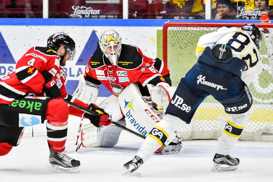 s Kevin Stenlund i kami mot  Malmö Redhawks målvakt Oscar