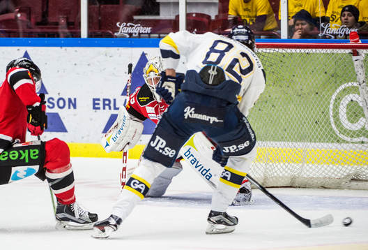 s Kevin Stenlund mot Malmö Redhawks målvakt Oscar