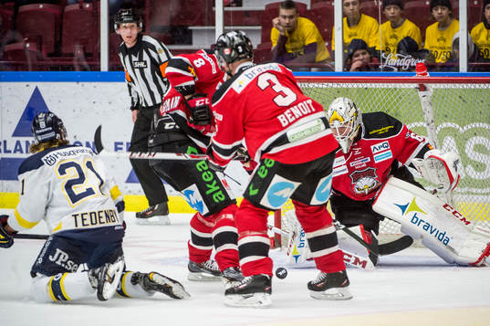 s Mattias Tedenby framför Malmö Redhawks Lars Bryggman