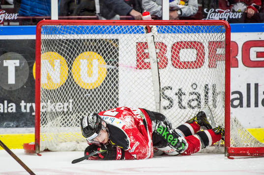 Malmö Redhawks Nils Andersson fixar en straff till Malmö