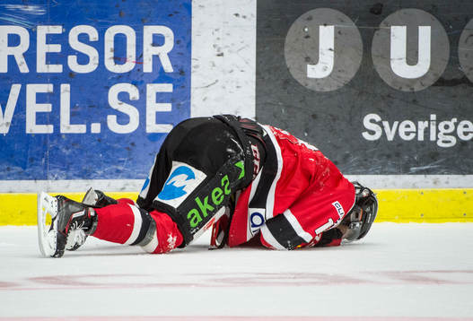 Malmö Redhawks Carl-Johan Lerby tar sig för ansiktet