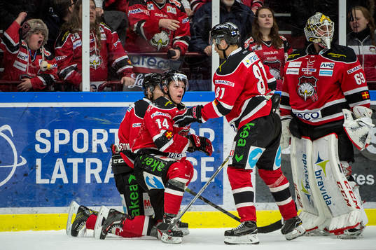 Malmö Redhawks Carl-Johan Lerby i mitten med lagkamraterna