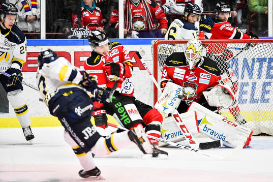s Christoffer Törngren provar skott mot Malmö Redhawks