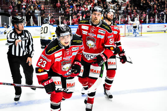Malmö Redhawks Christoffer Forsberg och Lukas Haudum jublar