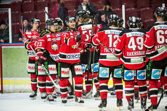 Malmö Redhawks Nils Andersson jublar med lagkamraterna