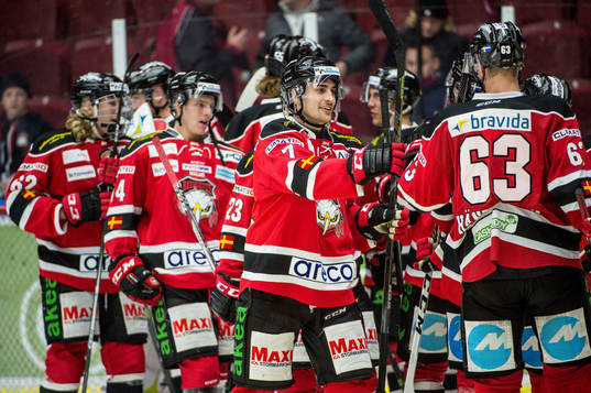 Malmö Redhawks Nils Andersson jublar med lagkamraterna