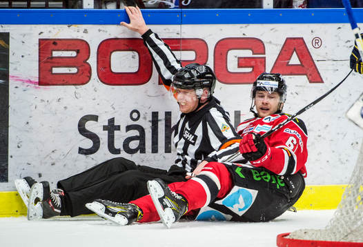 Domare Mikael Holm grinar illa när han körs omkull av