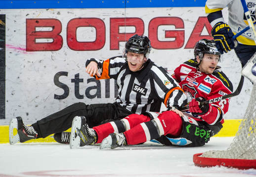 Domare Mikael Holm grinar illa när han körs omkull av