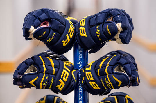 Ishockeyhandskar på ställ innan ishockeymatchen i SHL