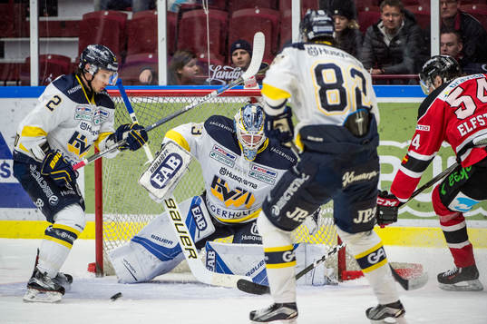 s Kristofer Berglund, målvakt Fredrik Pettersson-Wentzel