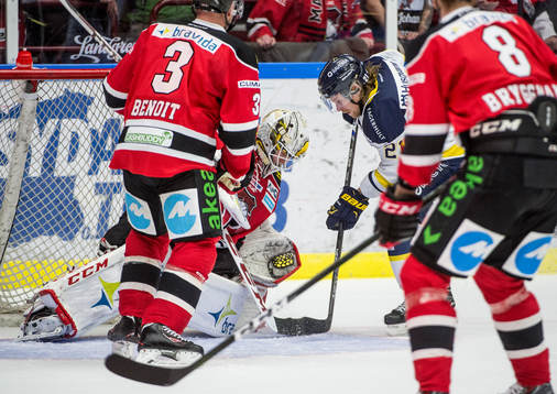 s Mattias Tedenby försöker få in pucken på Malmö
