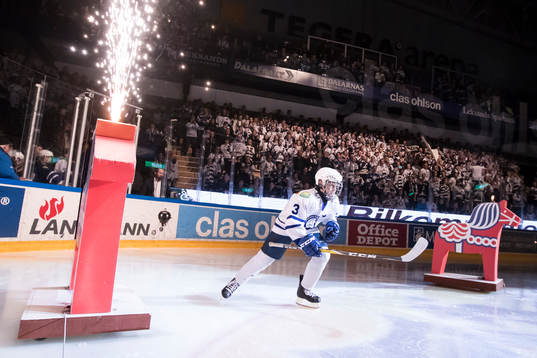 Matchens knatte Hugo Alvin gör entre i ishockeymatchen i