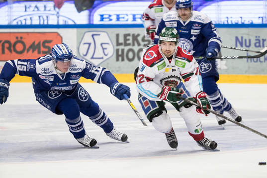 Leksands Johan Porsberger jagar Frölundas Joni Ikonen  i